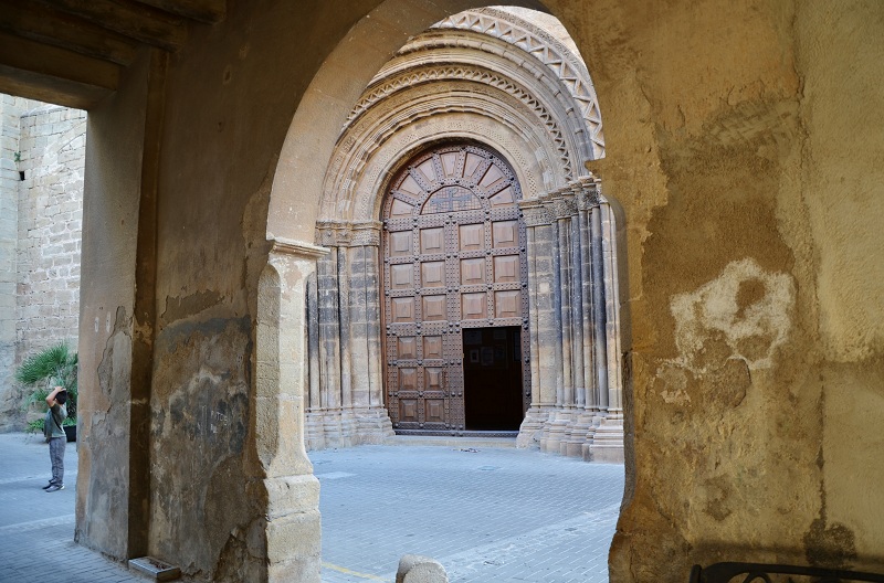 File:Porxos de la plaça de l'Església (Gandesa) - 1.jpg