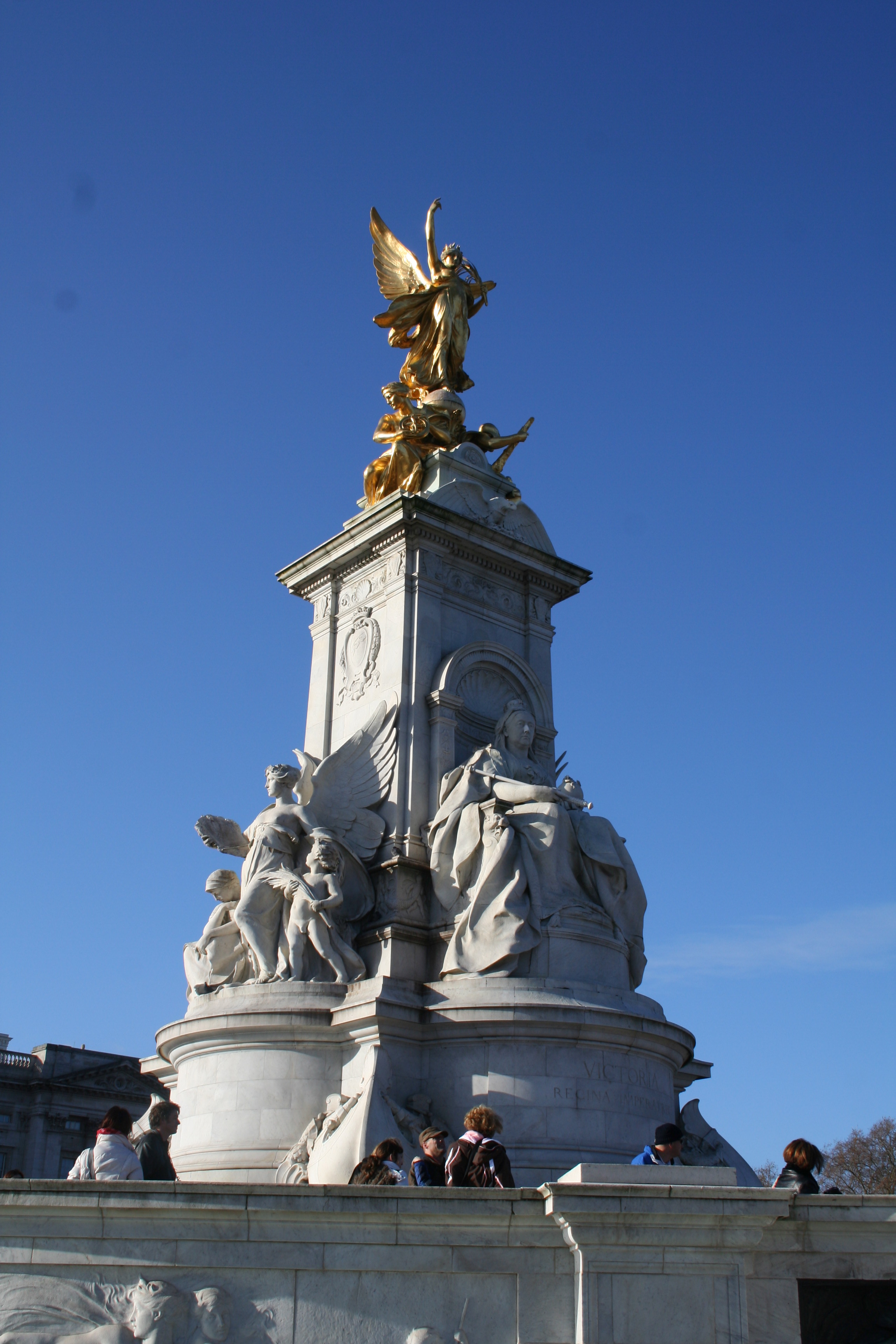 Queen victoria memorial. Памятник Королеве Виктории в городе Лидс. Памятник Королеве Виктории перед крепостью. Памятник Королеве Виктории в Канаде.