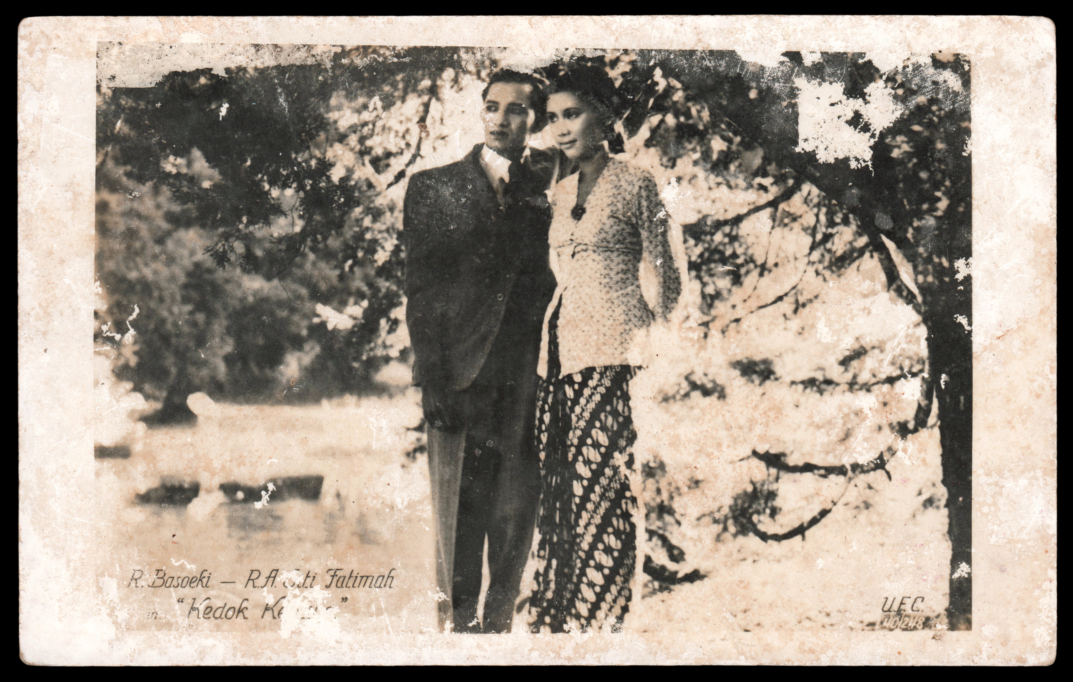 Resobowo (left) with his ''[[Kedok Ketawa]]'' co-star Fatimah, 1941