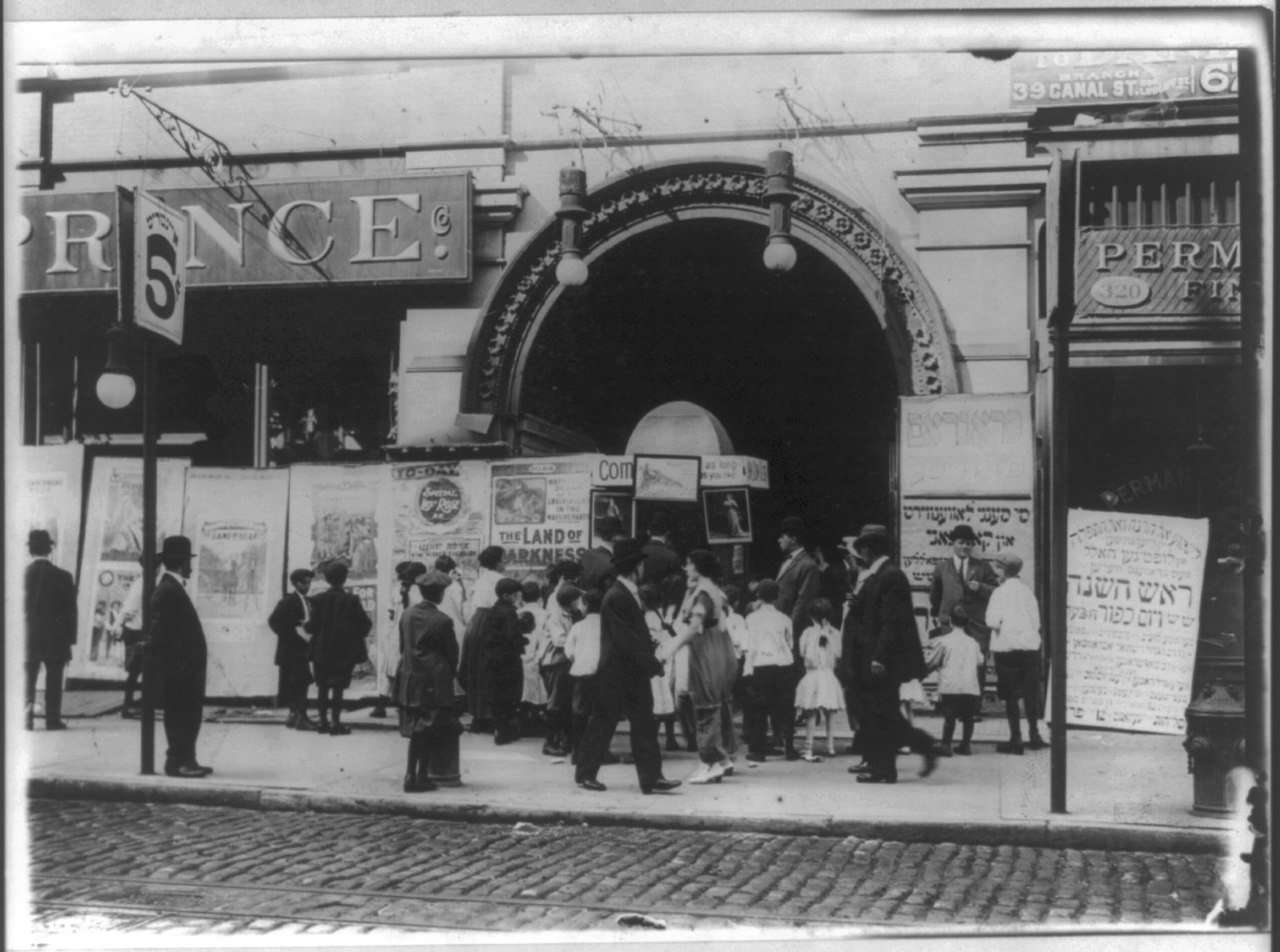 Theatre as synagogue. LCCN2016650852.jpg