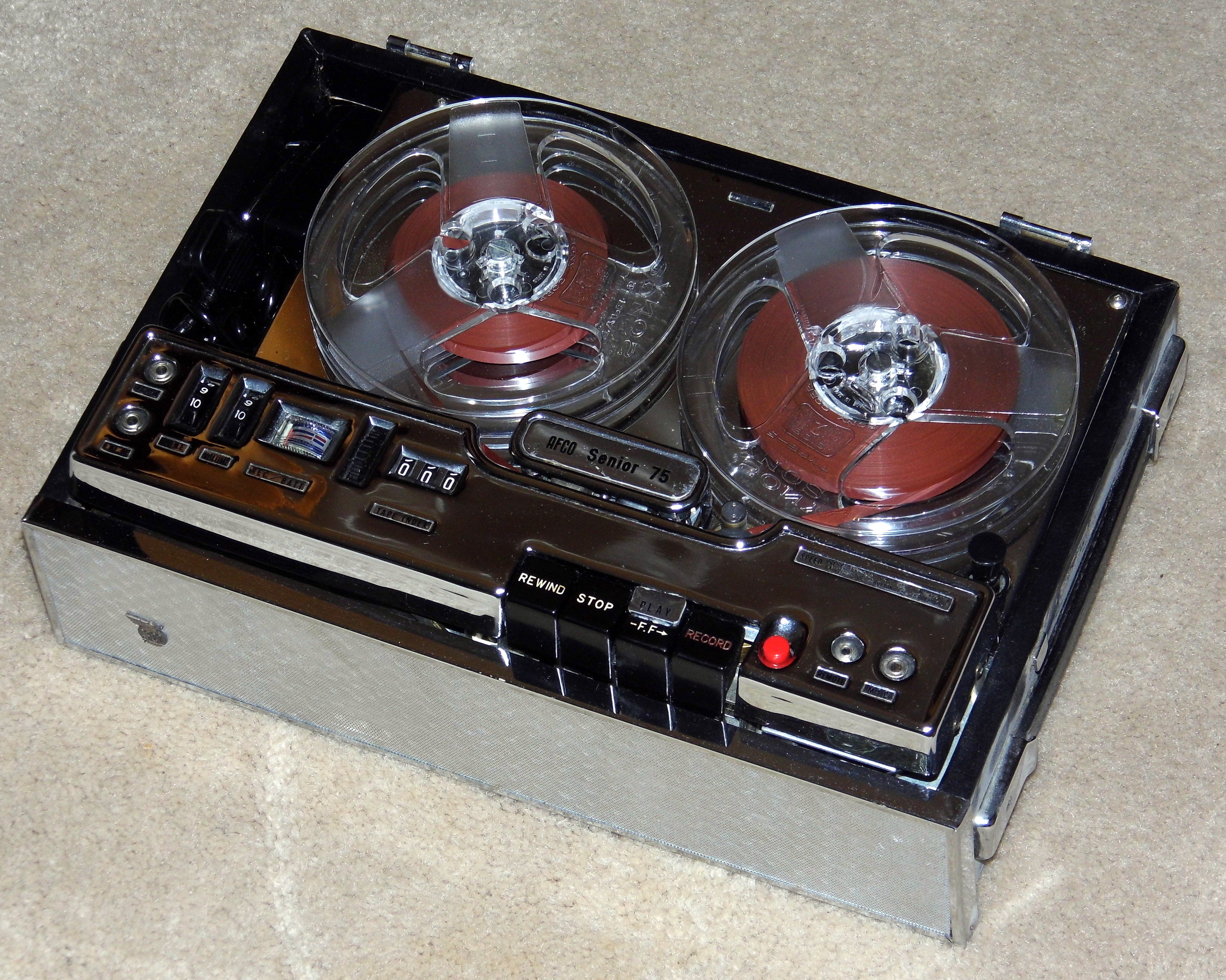File:Vintage AFCO Senior 75 Reel-To-Reel Tape Recorder, Battery And AC  Power, Made In Japan (14146604475).jpg - Wikimedia Commons