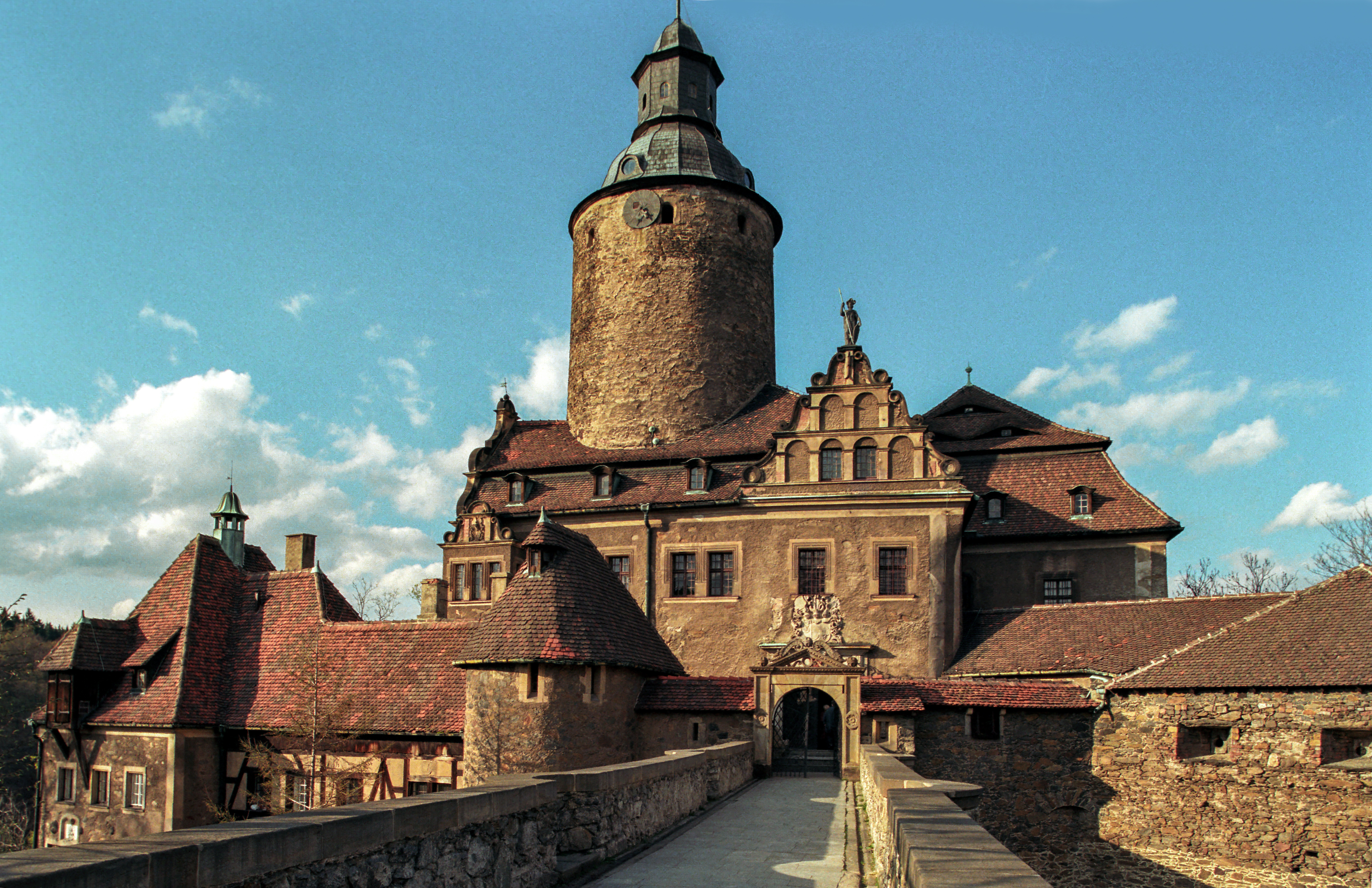 Замок Чоха (польск. Zamek Czocha, нем. Burg Tzschocha)