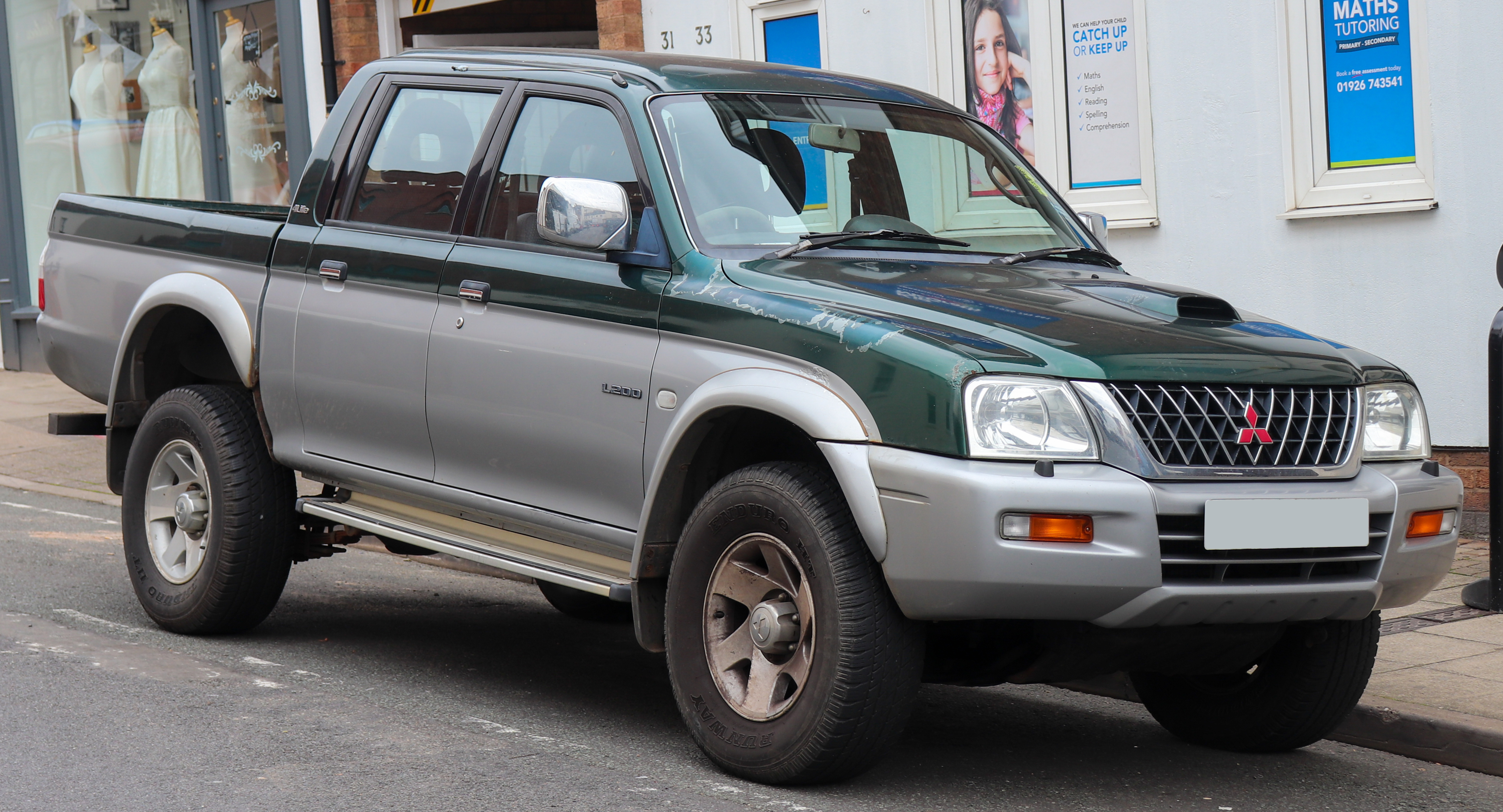 https://upload.wikimedia.org/wikipedia/commons/8/84/2002_Mitsubishi_L200_4Life_4WD_2.5_Front.jpg