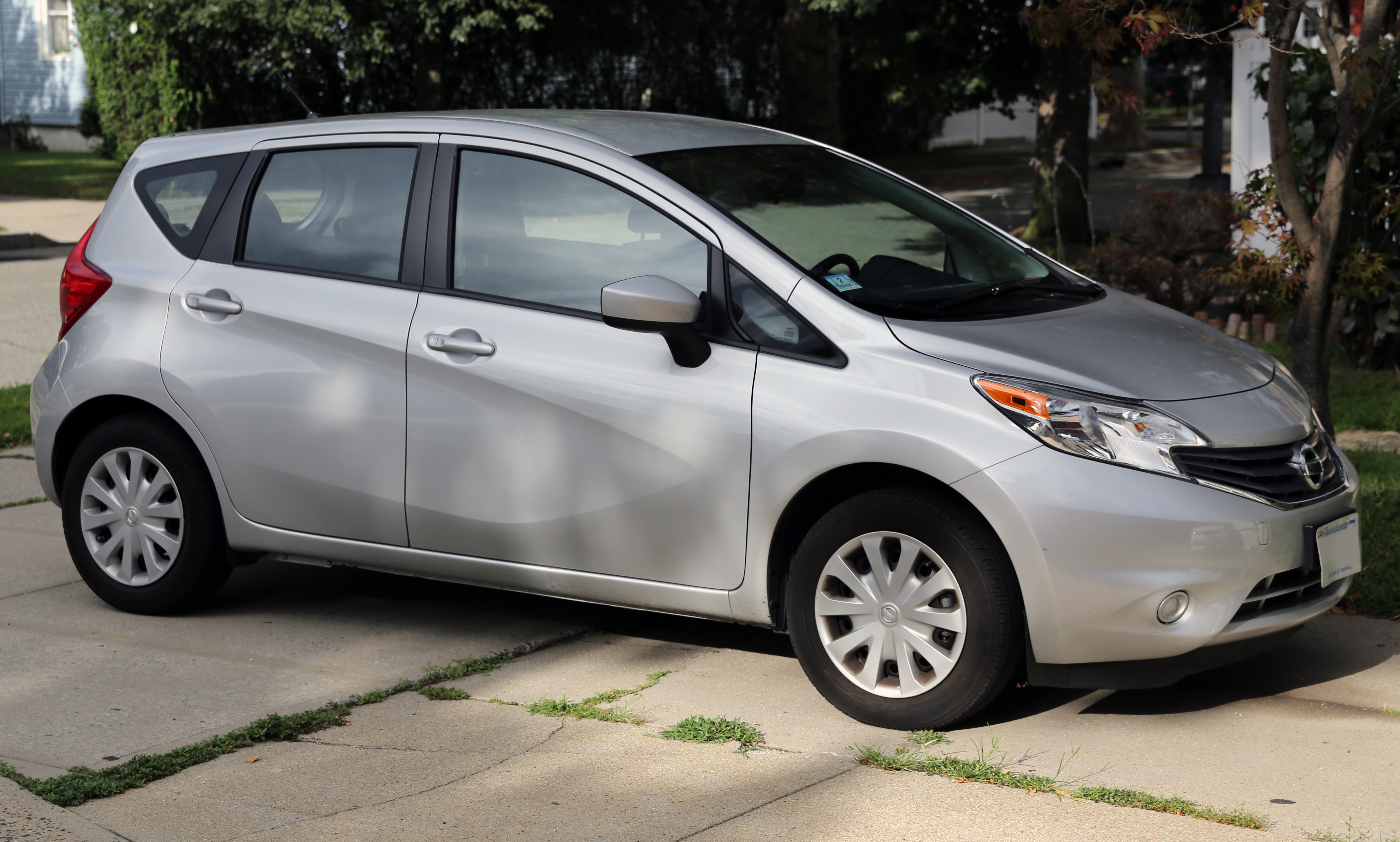 2015_Nissan_Versa_Note_SV,_front_right_side