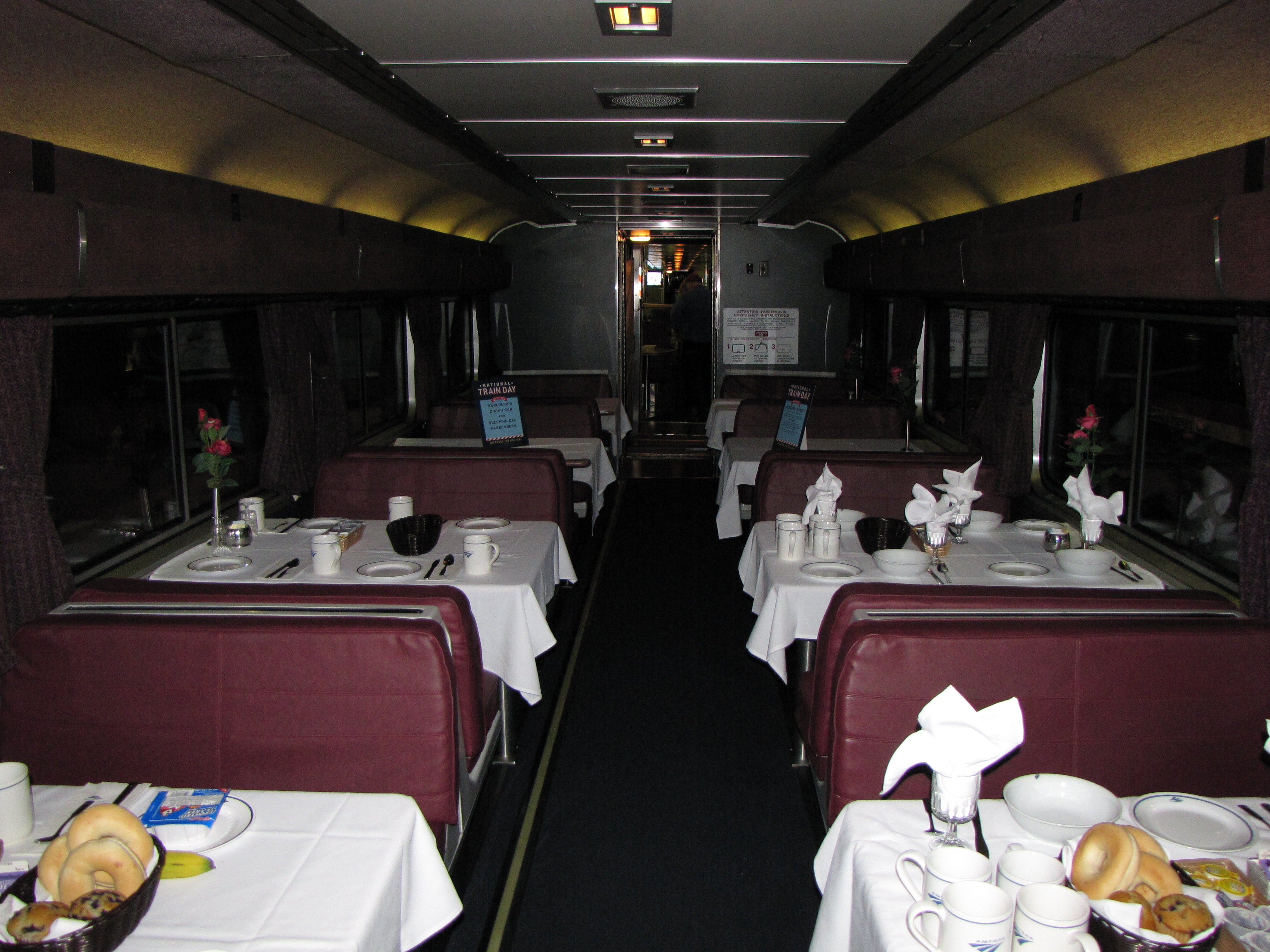 Dining car on a train 790x776 : DesignPorn