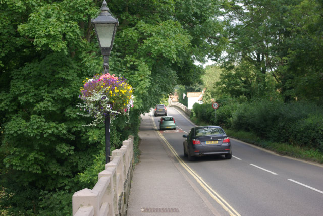 File:B4009, Goring Bridge - geograph.org.uk - 945003.jpg