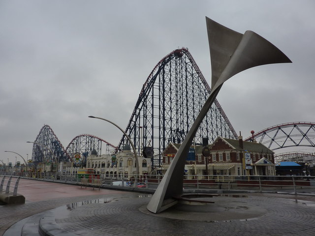 File:Big Dipper and sculpture - geograph.org.uk - 1581372.jpg