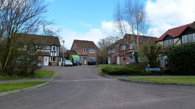 File:Blackberry Close, Hucclecote Green - geograph.org.uk - 3403993.jpg