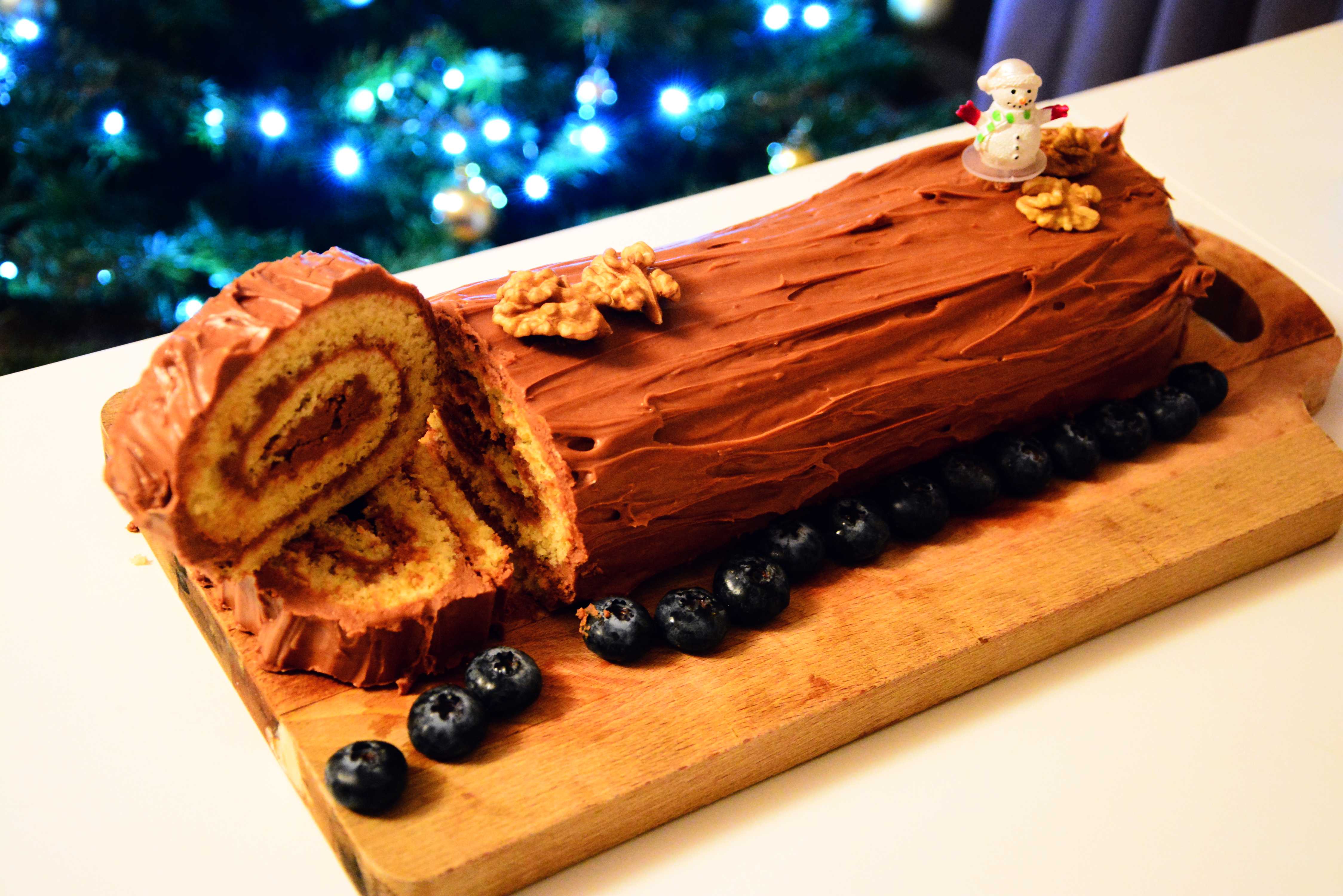 Buche de Noel %28Yule Log%29 - Some of the best-known Christmas foods