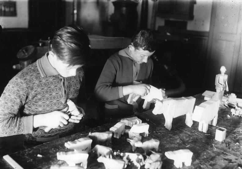 File:Bundesarchiv B 145 Bild-P068876, Seiffen, Staatliche Spielwaren-Fachschule.jpg