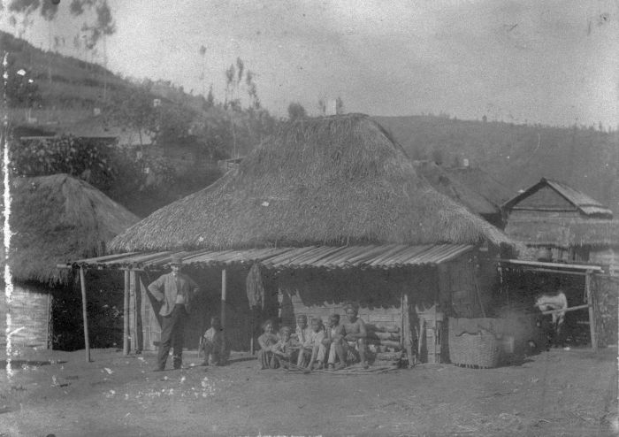 File:COLLECTIE TROPENMUSEUM Groepsportret met de lokale bevolking tijdens een uitstapje in de omgeving van Tosari TMnr 60008567.jpg