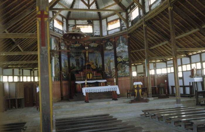 File:COLLECTIE TROPENMUSEUM Interieur van de rooms-katholieke kerk in Lorulun TMnr 20017964.jpg