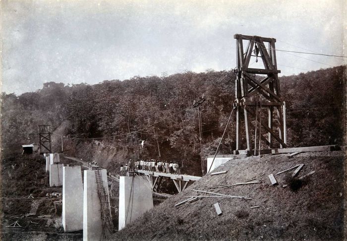 File:COLLECTIE TROPENMUSEUM Spoorbrug in aanbouw TMnr 60052291.jpg