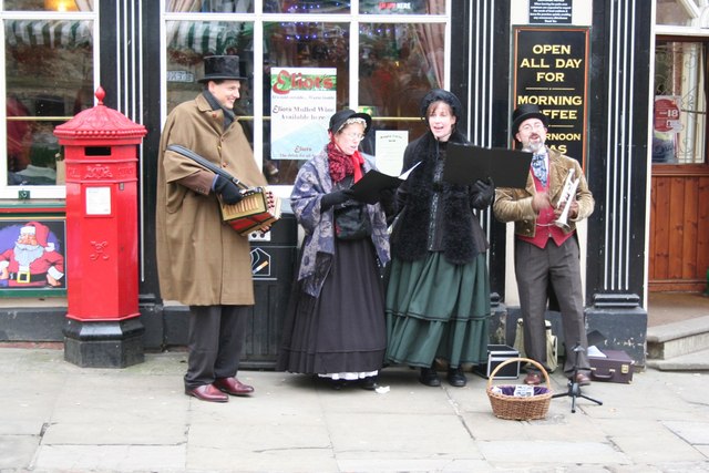 File:Carol Singers - geograph.org.uk - 633557.jpg