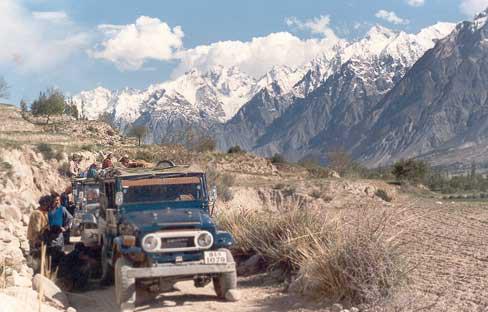 File:Chorbat Valley Road.jpg