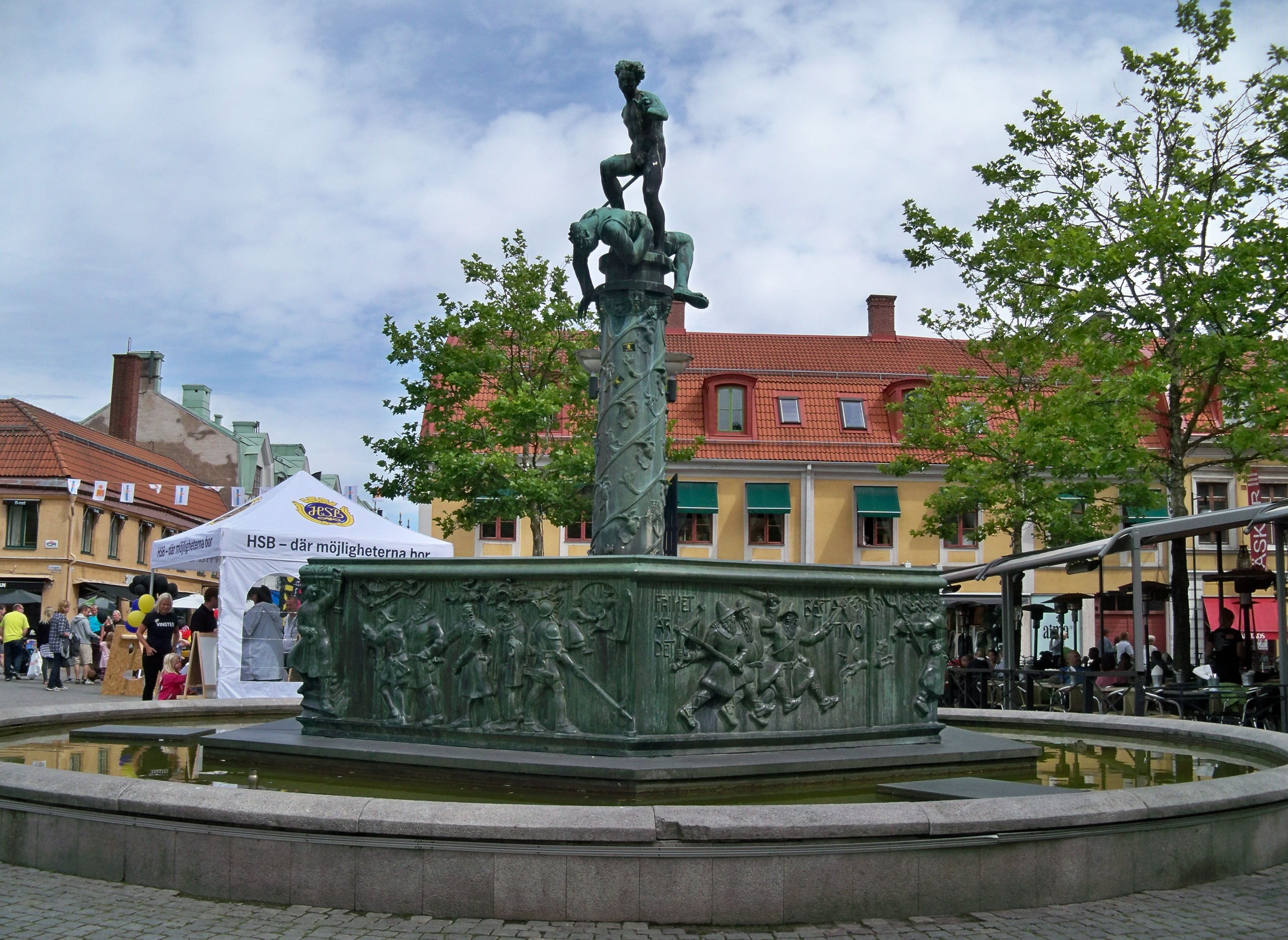 Statyn David mot Goliat av Nils Sjögren på Larmtorget i Kalmar