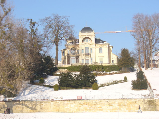 File:Dresden - Villa am Elbhang (Villa on the Banks of the Elbe) - geo.hlipp.de - 32404.jpg