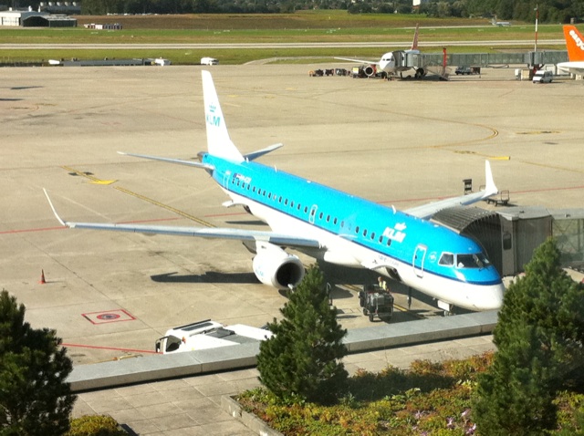 File:Embraer de KLM. Esta comida va a costar... (6120586516).jpg