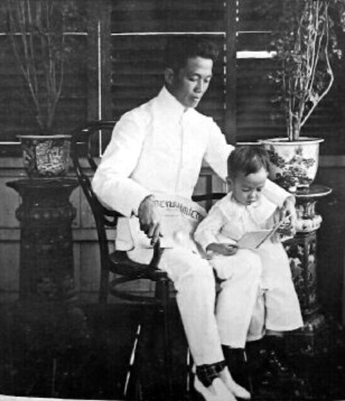 File:Emilio Aguinaldo with his son Emilio Jr 1906.jpg