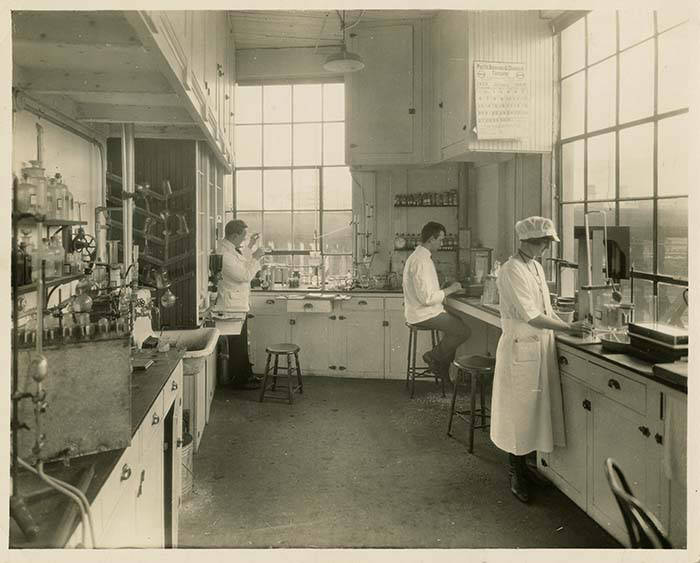 File:Employees in laboratory at Crescent Manufacturing Company, Seattle, 1925 (MOHAI 8595).jpg