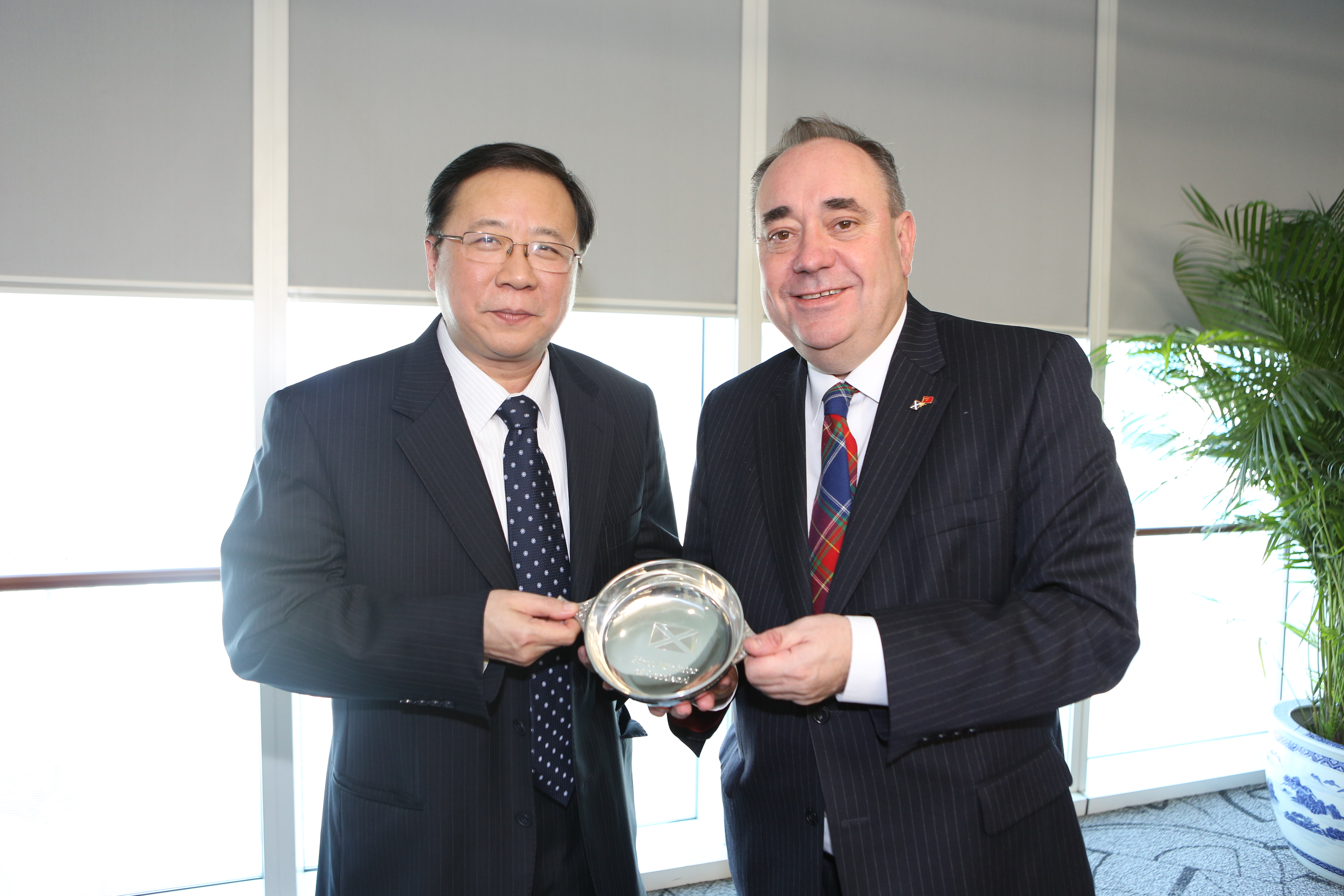 Yang Hua with First Minister of Scotland [[Alex Salmond]] in 2013