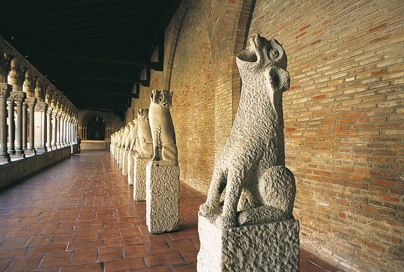 photographie de la rangée de gargouille exposées dans le cloître du Musée