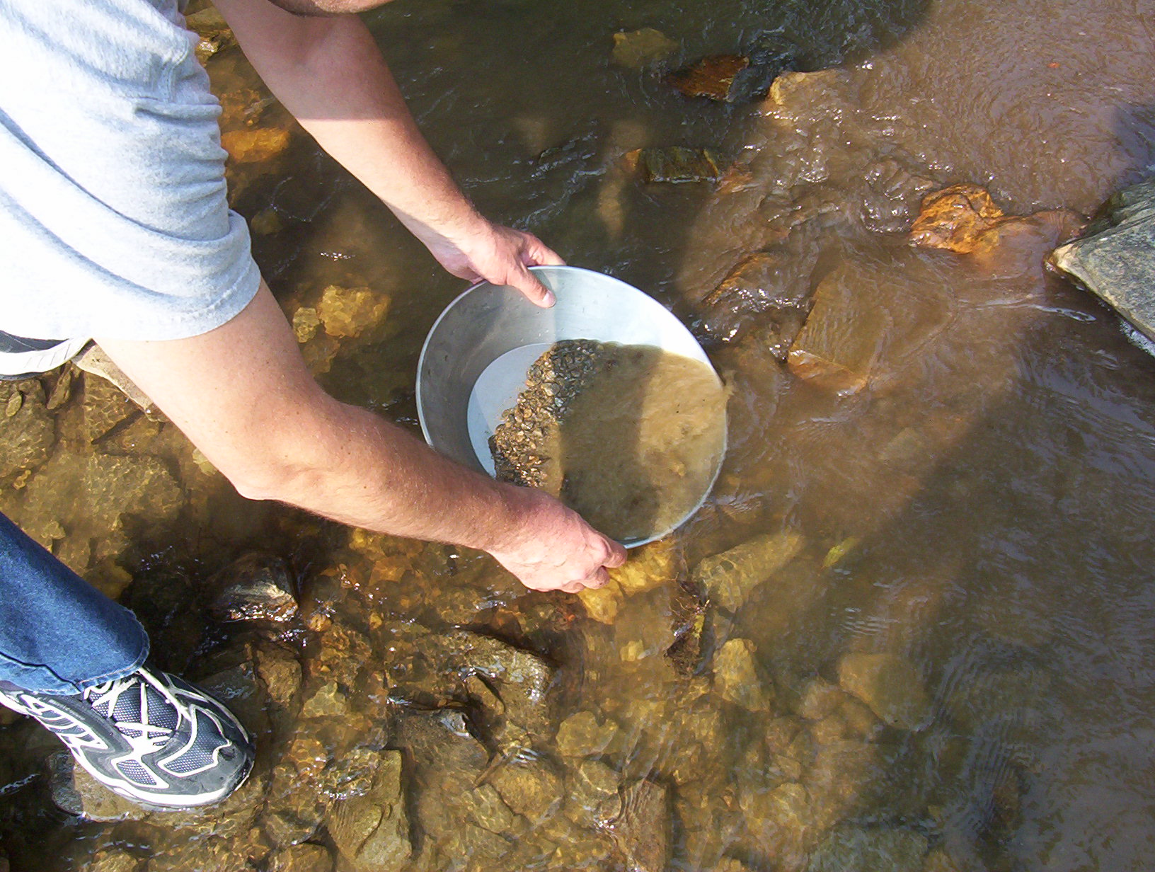 Archivo:Gold panning at Bonanza Creek.JPG - Wikipedia, la enciclopedia libre