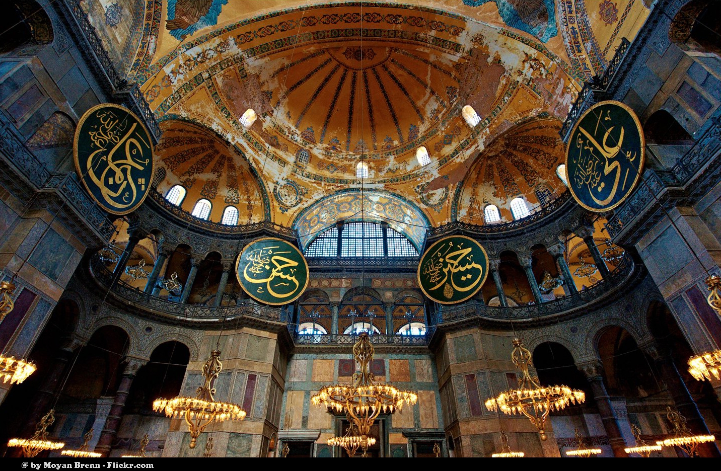 Обновить стамбул. Hagia Sophia Grand Mosque. Собор Святой Софии Сулеймание. Собор Святой Софии в Турции витражи. Храм св. Софии — огромная трехнефная базилика.