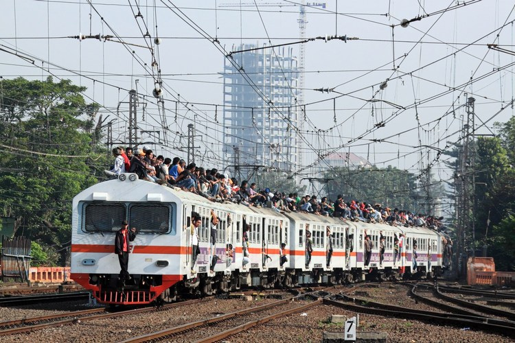 File:KRL train surfing 3.jpg