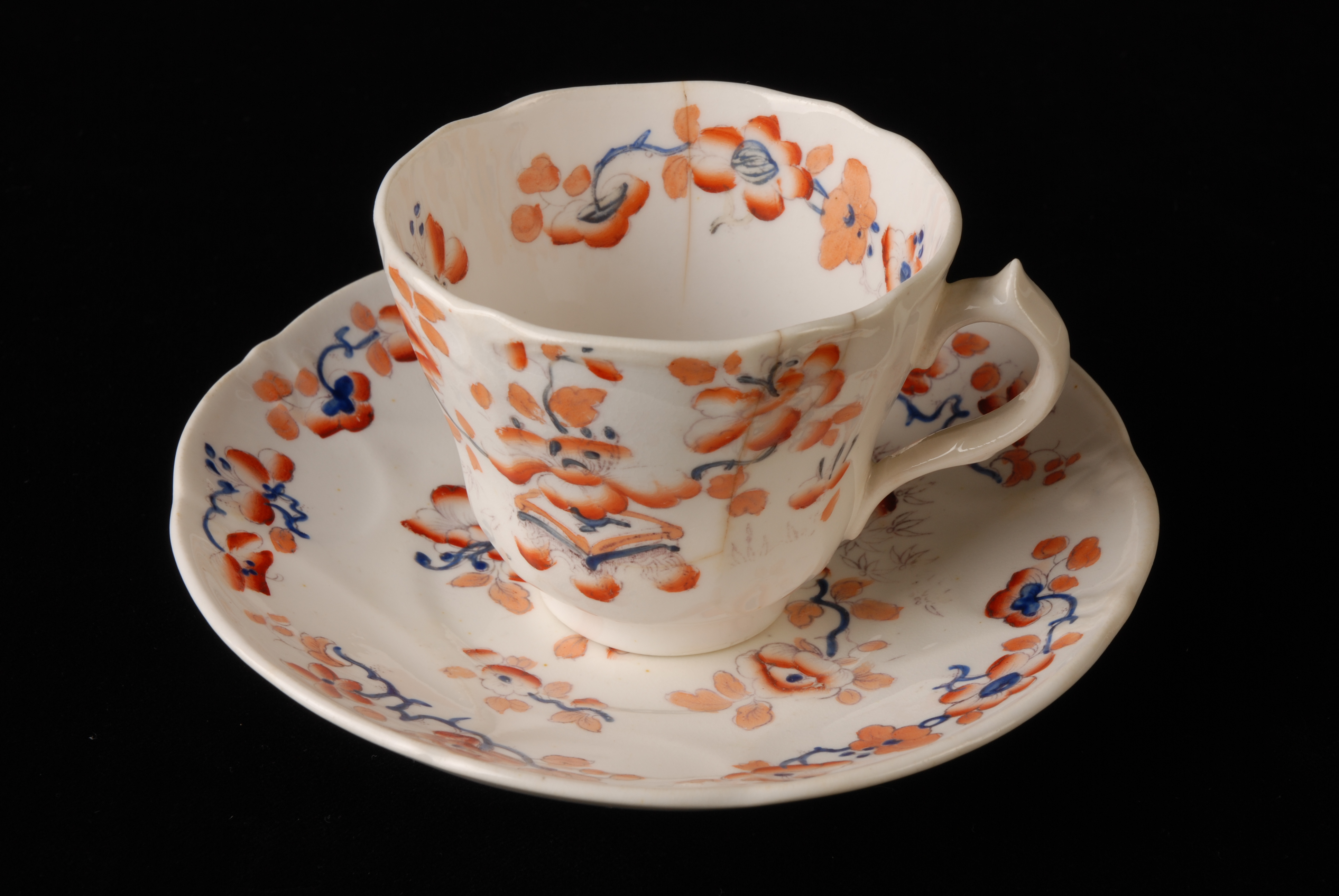 File:Kop en schotel met handbeschilderde bloemmotieven in oranje en blauw, objectnr 7169-9.A-B ...