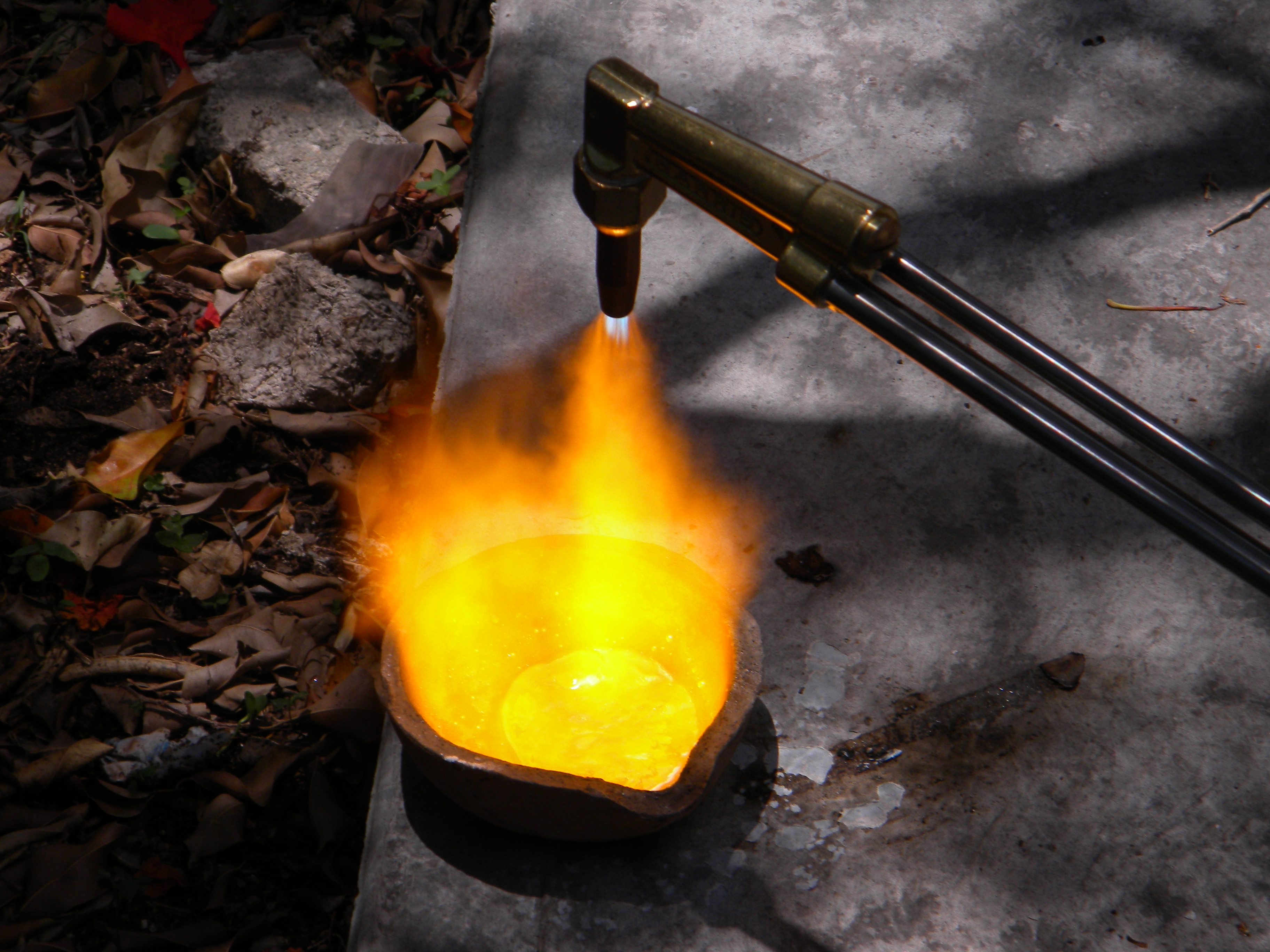 File:Placer gold flakes (Drava River, Murakeresztúr, Hungary).jpg -  Wikimedia Commons