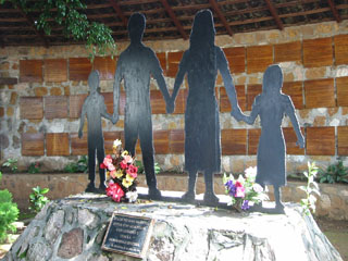 Monument voor de slachtoffers van het Bloedbad van El Mozote in El Salvador, waarbij in 1981 900 dorpsbewoners om het leven kwamen