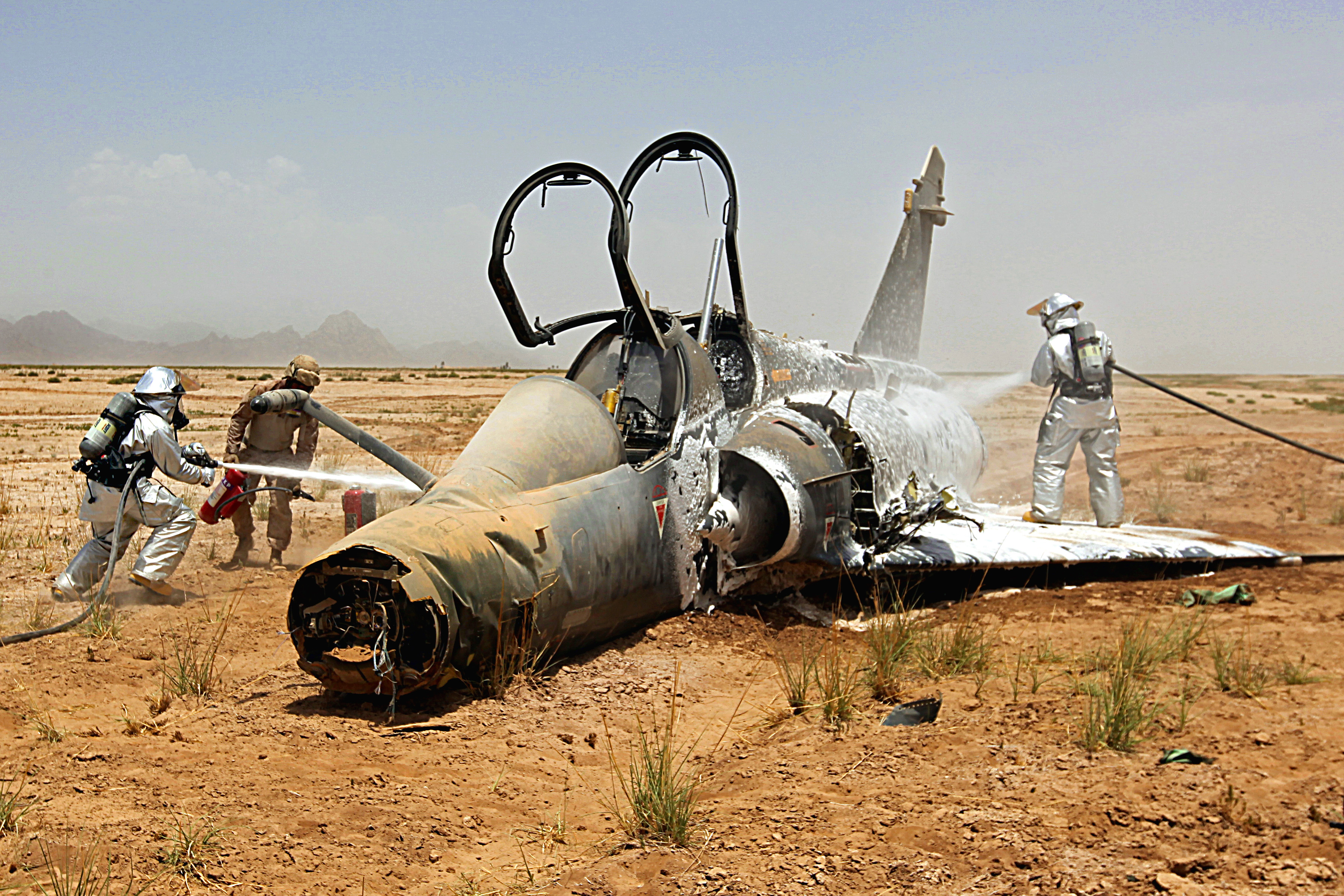 Упавший истребитель. Обломки французского «Мираж 2000». Mirage 2000d в Афганистане. Подбитый истребитель.