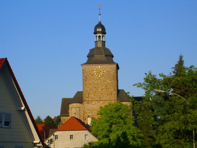File:Neuenheerse Stiftskirche Turm.jpg