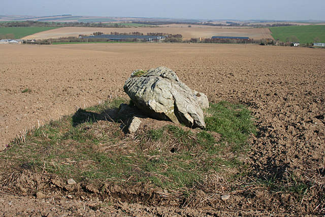 File:Pitglassie Recumbent Stone Circle (2) (geograph 4423622).jpg