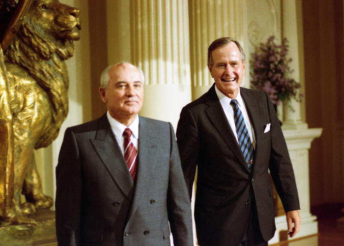 File:President George H. W. Bush and Mikhail Gorbachev pose for a photo during their meeting in Helsinki.jpg