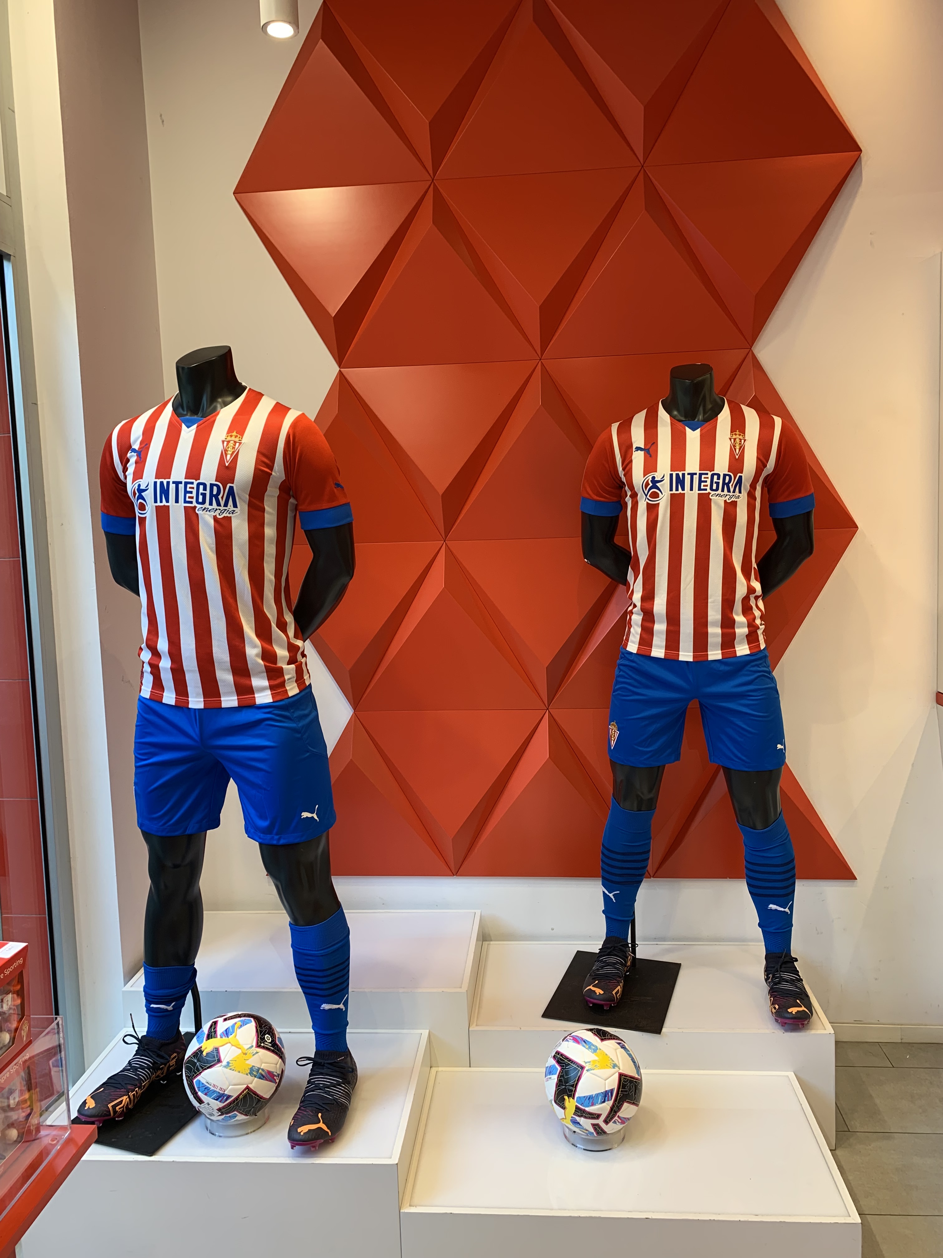 Archivo:Sporting Gijon uniform 2022 23.jpg - Wikipedia, la enciclopedia  libre