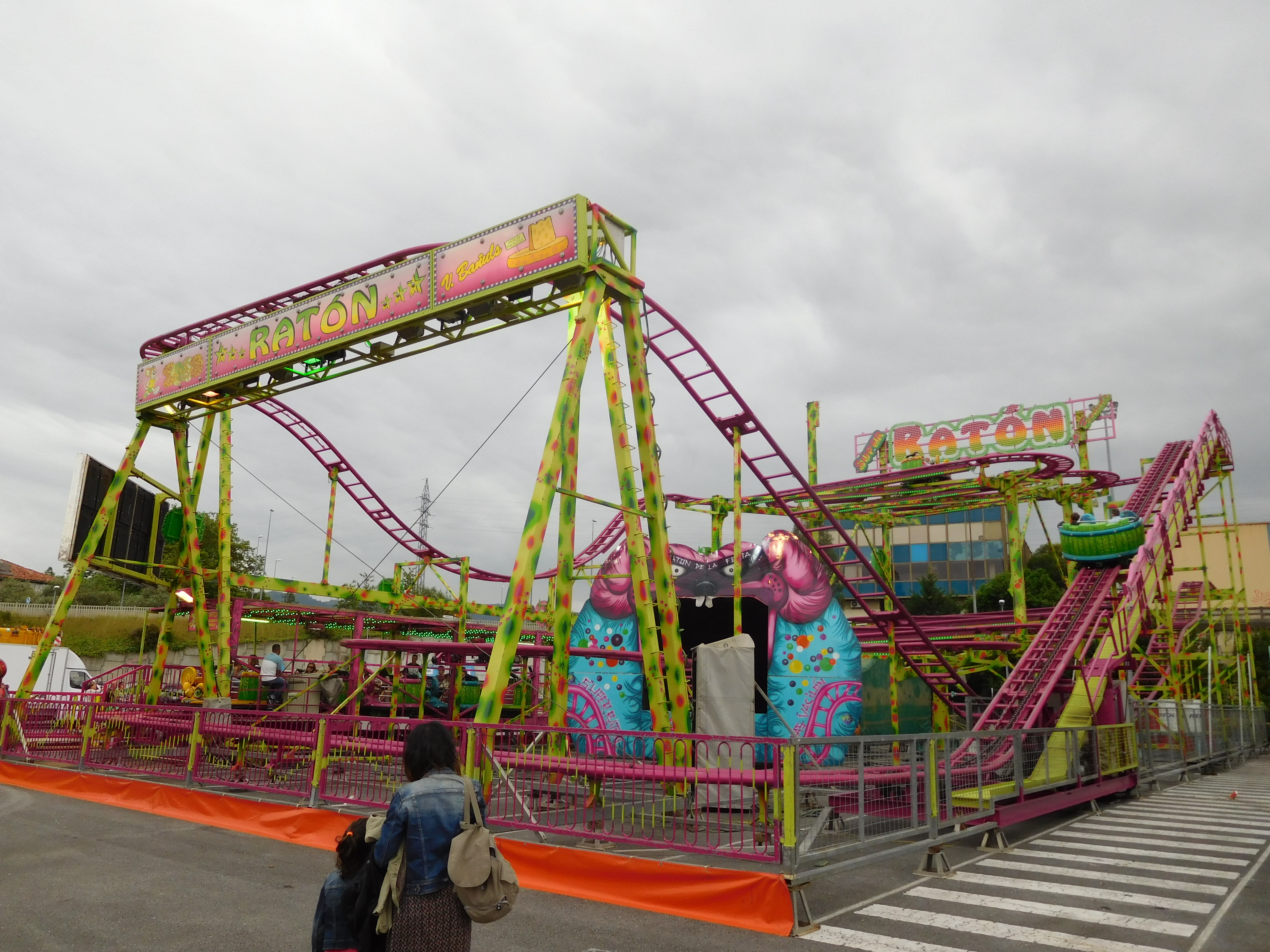 File Super Raton Wild Mouse Roller Coaster At A Fun Fair In Irun Spain Jpg Wikimedia Commons