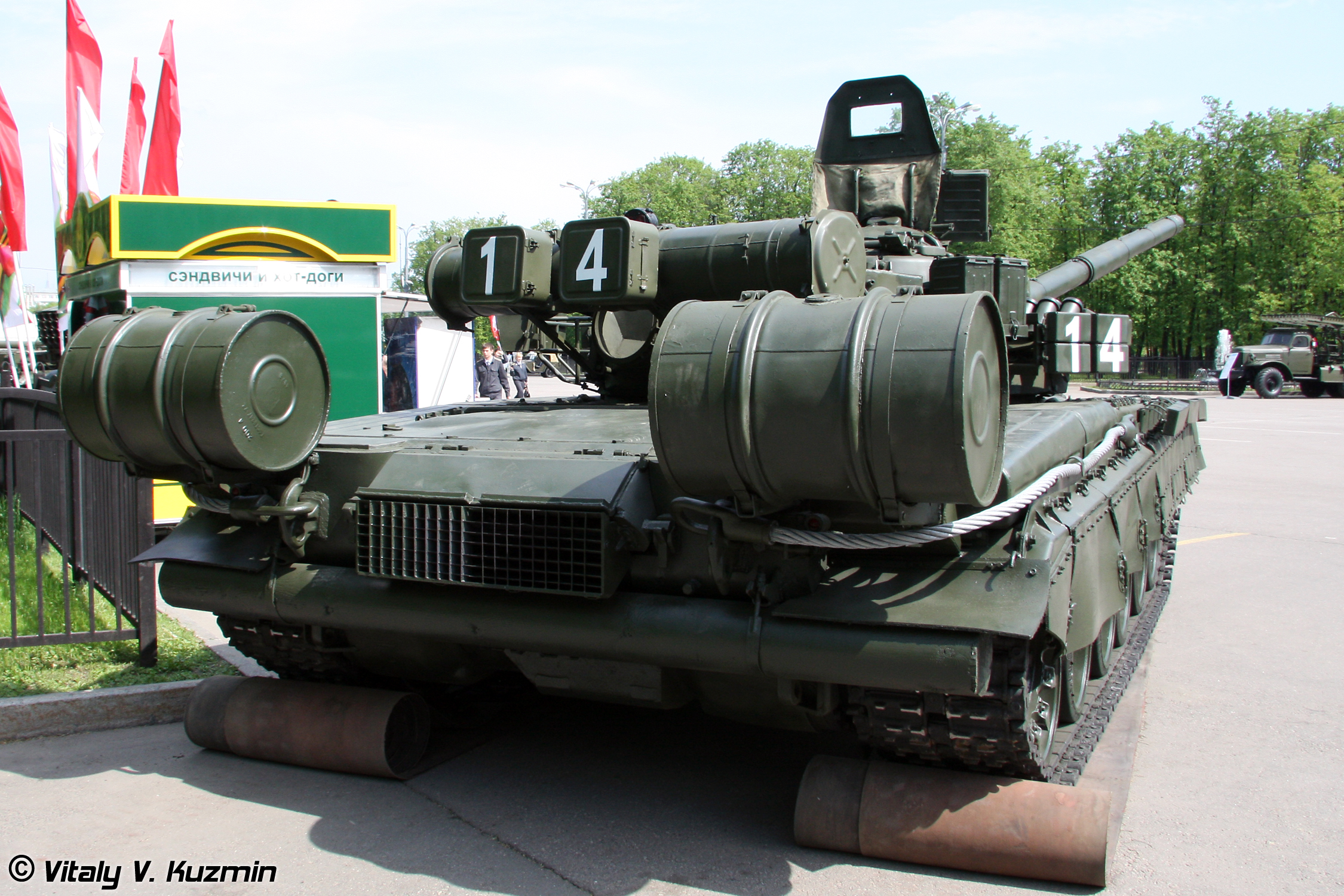 T-80BV_-_military_vehicles_static_displays_in_Luzhniki_2010-06.jpg