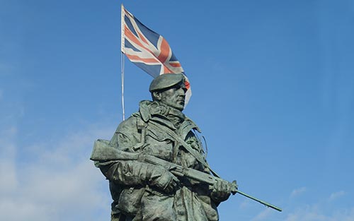 File:The Yomper Falklands memorial statue, Royal Marines Museum, Portsmouth (2).jpg