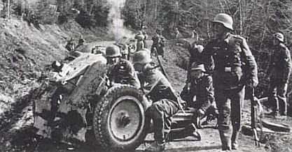 File:Towed German Infantry Howitzer.jpg