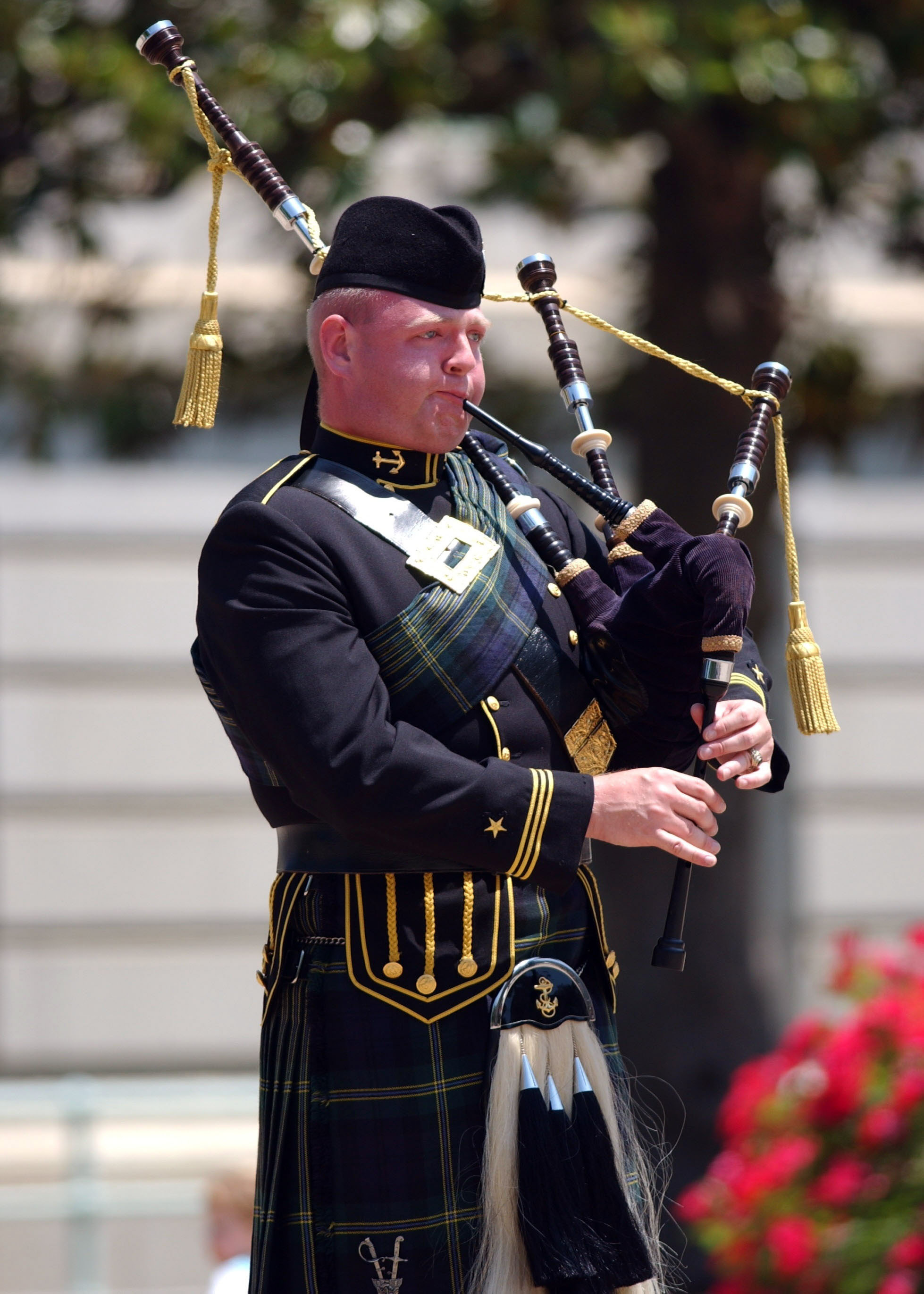 file-us-naval-academy-pipes-and-drums-bagpiper-jpg-wikimedia-commons