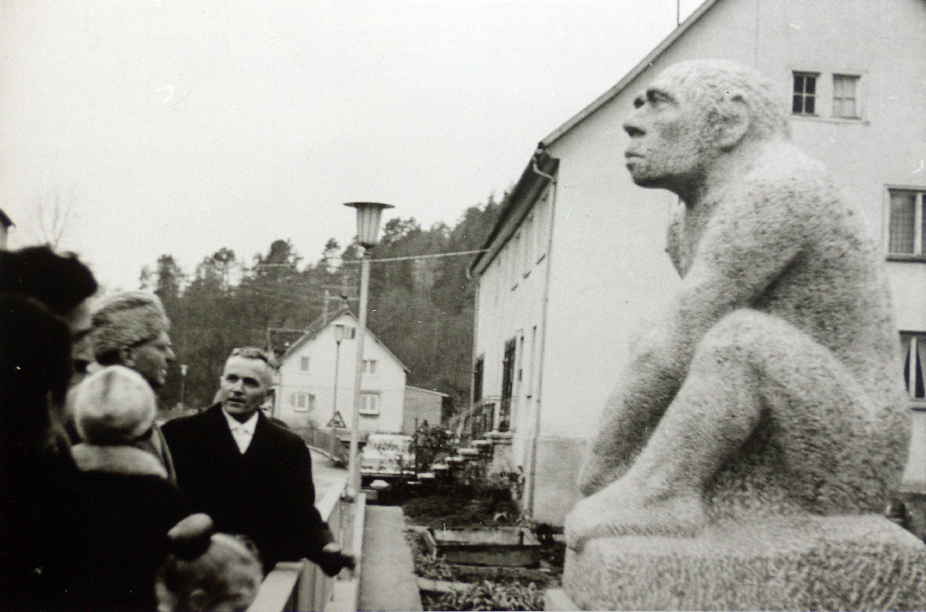 Aufstellung des von Adolf Rieth entworfenen ''Neandertaler-Denkmals'' am 31. Dezember 1965 in [[Veringenstadt