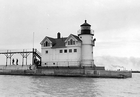 File:Waukegan Harbor Light With.JPG