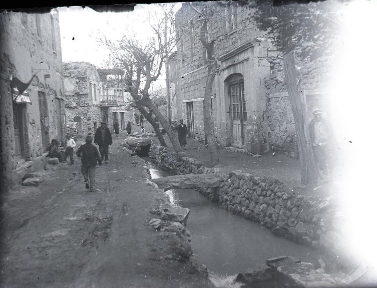 File:Պերճ Պռոշյանի փողոցն Աշտարակում - Perch Proshyan street in Ashtarak (1939).jpg