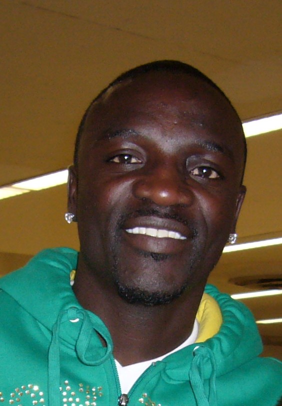 Photo de Akon avec un hauteur de 178 cm et à l’age de 51 en 2024