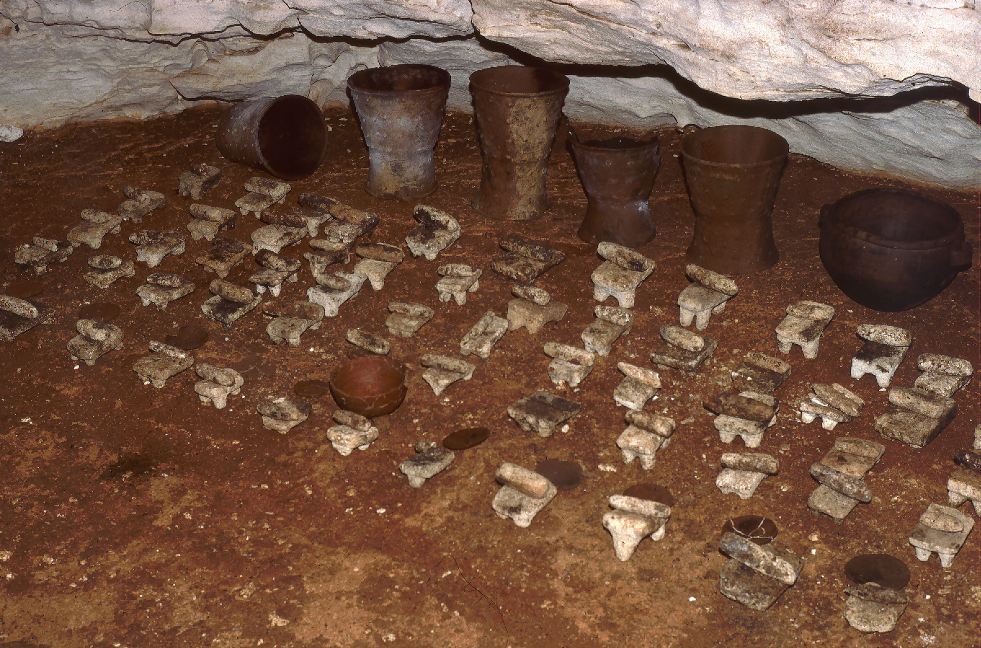 Ритуальные горшки в пещере Баланканча