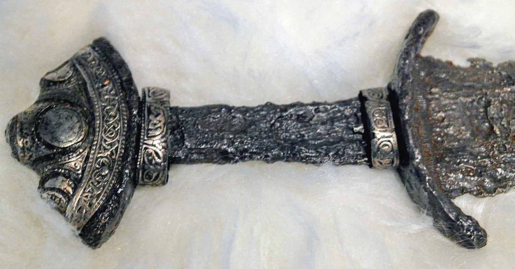 ondergeschikt Raadplegen gips File:Bewerkt heft van ijzeren zwaard uit de Vikingentijd (850-950), uit de  Maas bij Wessem, Centre Céramique, Maastricht2.JPG - Wikimedia Commons