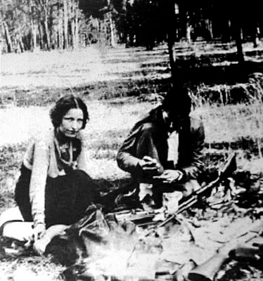 File:Bonnie i Clyde en el camp.JPG