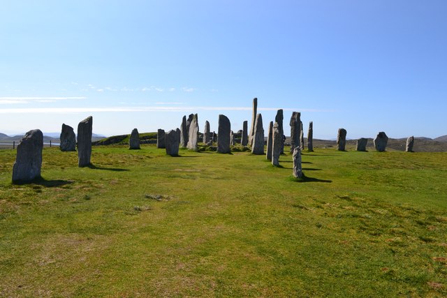 File:Calanais Stones looking South - geograph.org.uk - 3000679.jpg